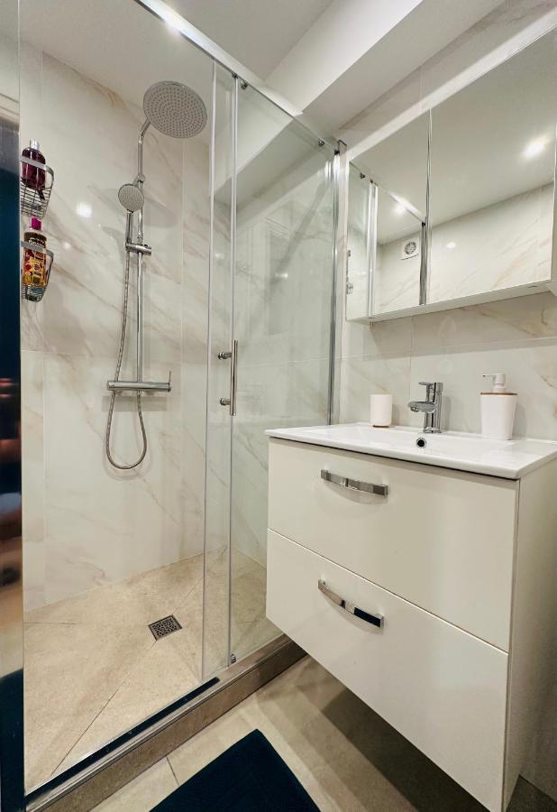 The Nice - 3 Rooms, 3Air Cond, 3Tv, 3Fans, 2 Wc, Wifi Everywhere 5Min Aeroport, Train, Beach, 1Min Tram, 15 Min Centre, Port, Parking Possible Zewnętrze zdjęcie